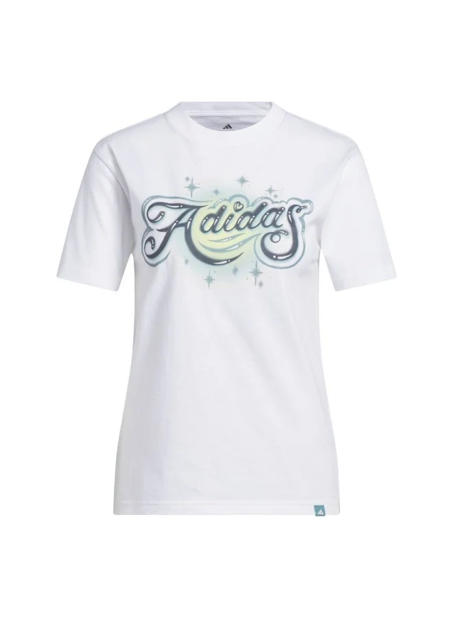 اديداس تيشيرت نسائي بأكمام قصيرة مطبوع عليه    أبيض